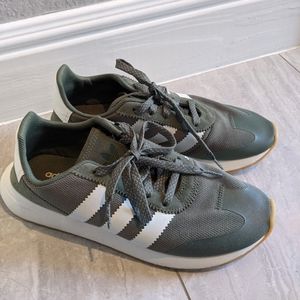 Adidas Size 8 shoe